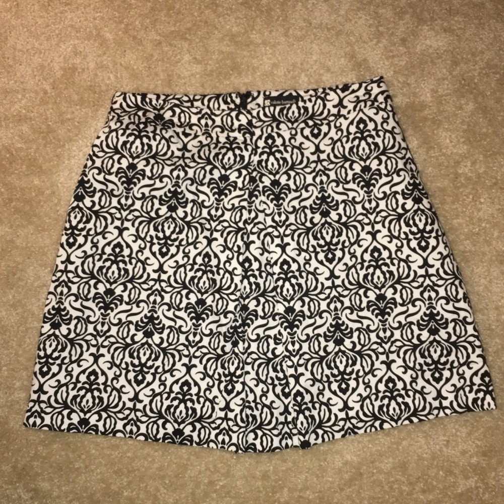 Valerie Bertinelli black and white pleated skirt